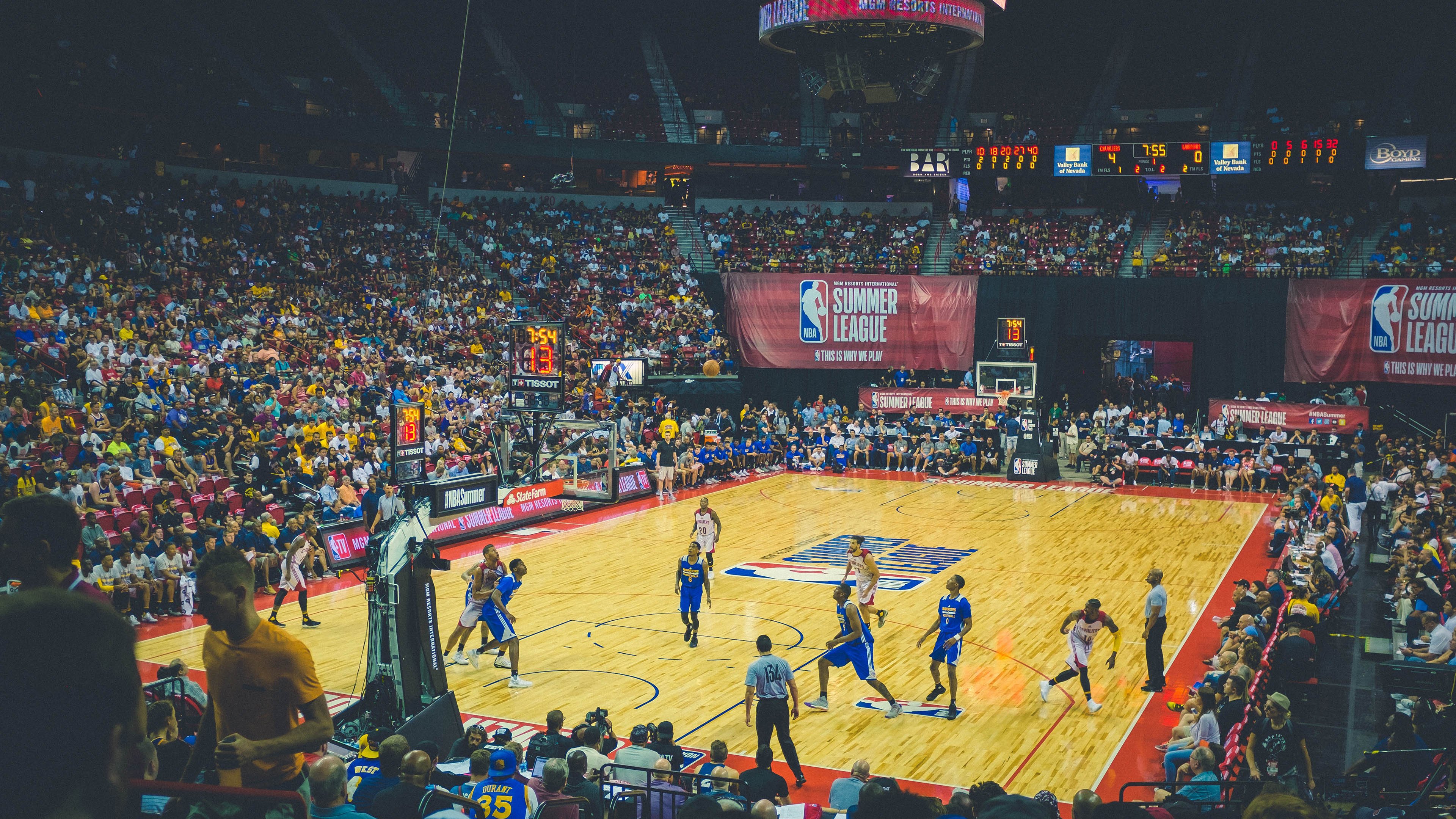 开云体育app-哈斯鏖战迈凯伦，诺里斯如何扛起全队前行？