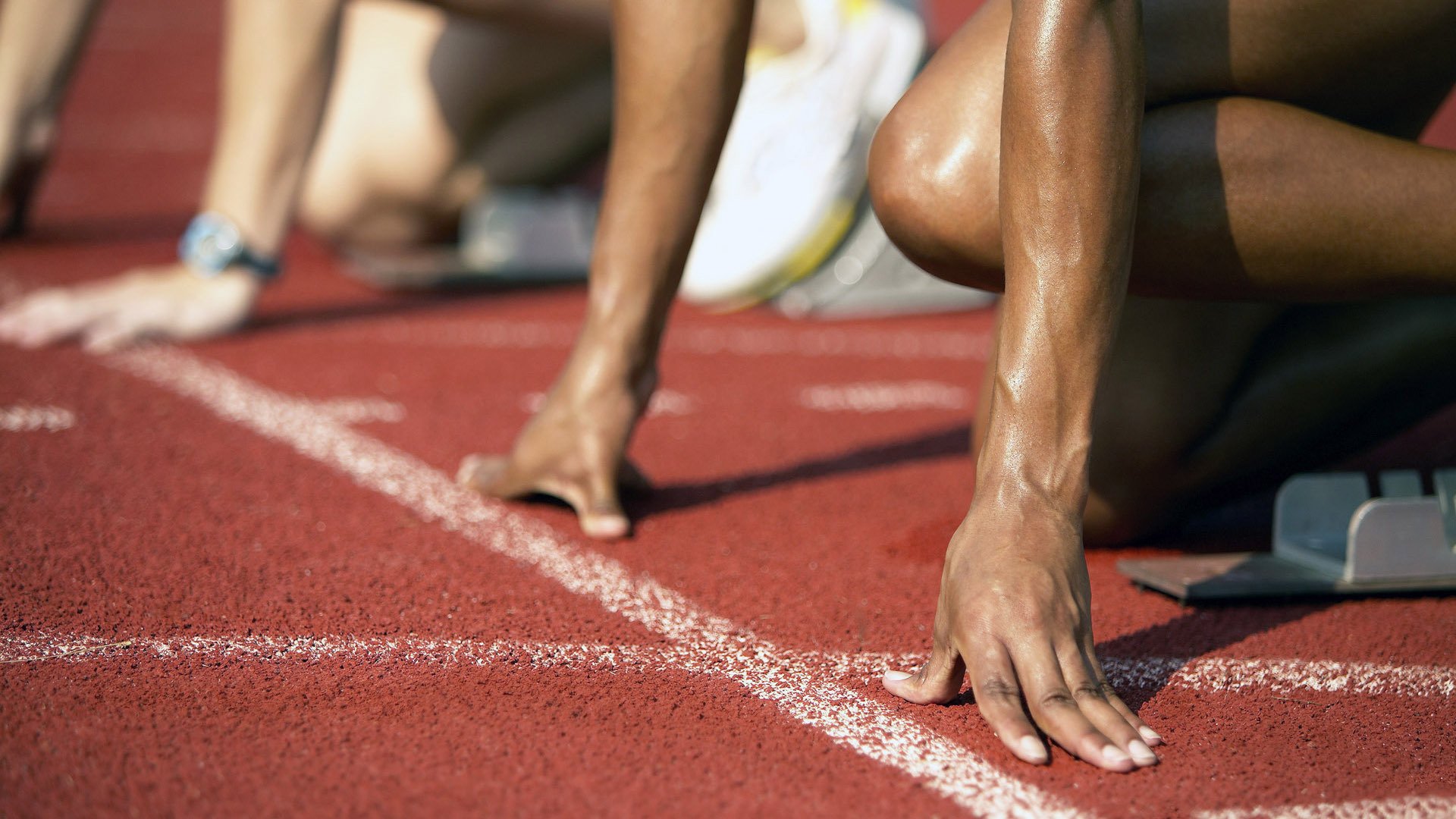 赛道风暴，雷诺引擎轰鸣下的历史性胜利