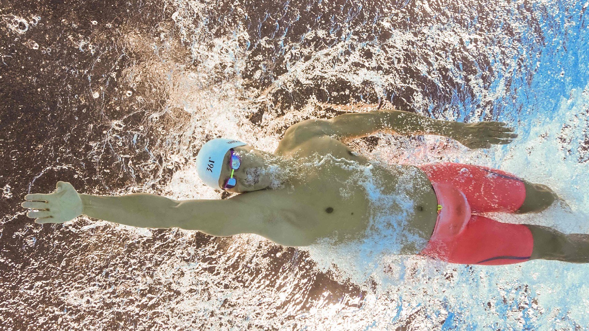 一骑绝尘的双面人生，当维斯塔潘扛起全队，梅赛德斯的险胜是一场警报